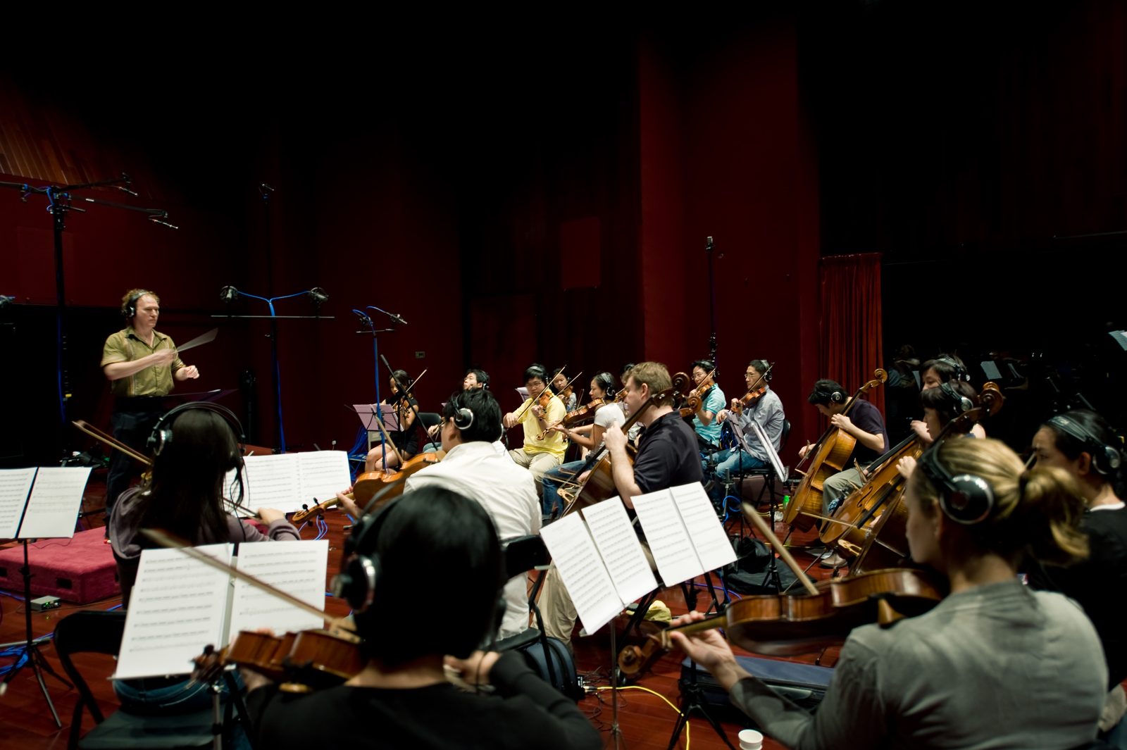 Robert Ellis-Geiger conducting the Hong Kong Philharmonic Orchestra